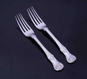 A pair of George IV Queen's pattern sterling silver dessert forks