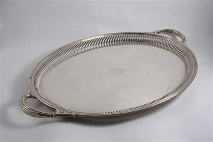 A LATE VICTORIAN / EDWARDIAN TWO-HANDLED OVAL SILVER TRAY